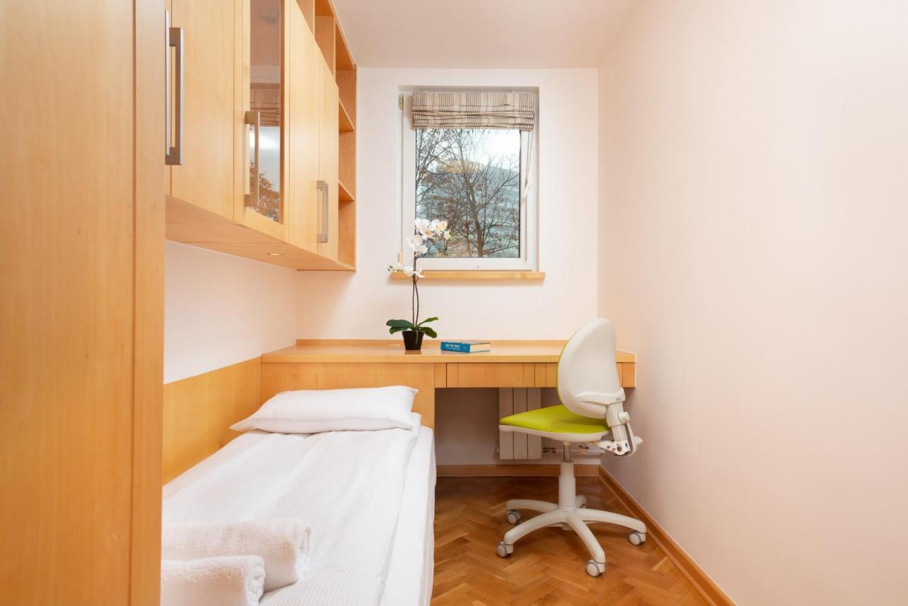 Two-Bedroom Family Apartment Esperanto Next To Klif By Noclegi Renters Warszawa Exteriör bild